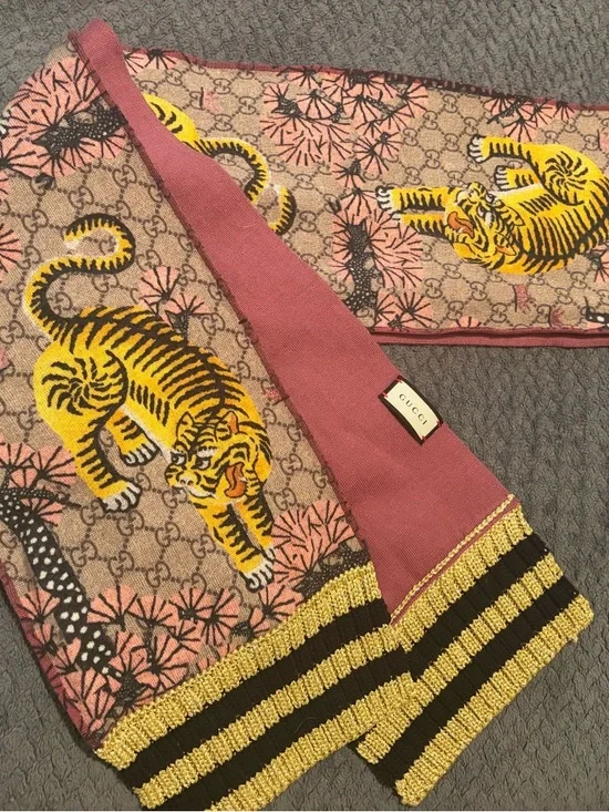 Gucci Pink and Beige GG Tiger Motif Wool Scarf with Yellow Tiger - Picture 4 of 8